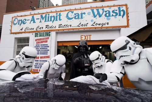 《星球大战》绝地武士沦落到街头洗车