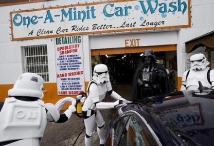 《星球大战》绝地武士沦落到街头洗车