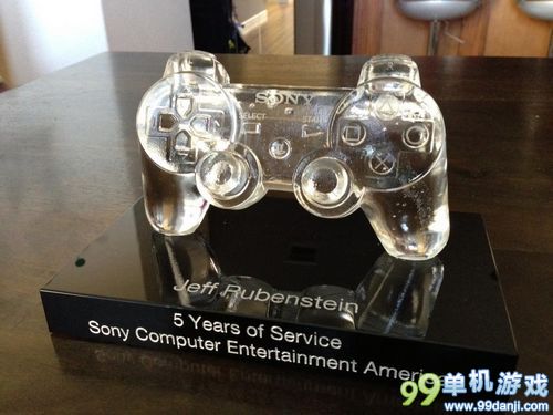 五年工作换来的纪念品 玻璃制索尼PS3手柄