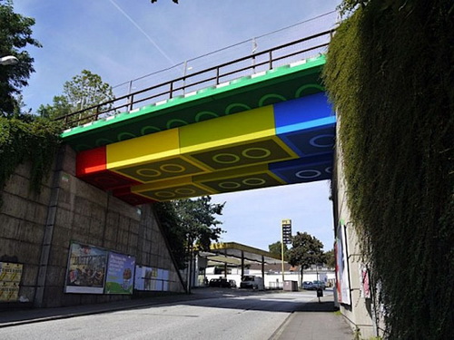 酷毙了！街头艺术家将公路桥伪装成乐高积木