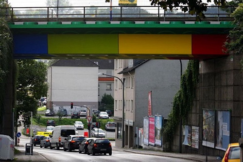 酷毙了！街头艺术家将公路桥伪装成乐高积木