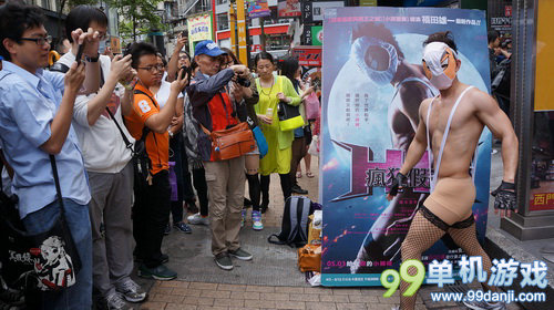 超变态英雄内裤套头 《疯狂假面》台湾造势宣传