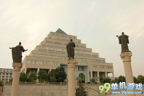 山寨无处不在 武汉一大学仿造各国著名建筑