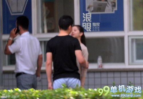 奶茶妹妹拥抱索吻刘强东 当街秀恩爱无视路人