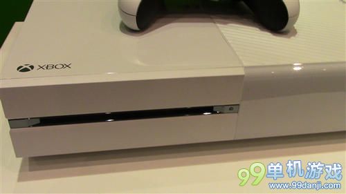 白色XboxOne主机靓照赏 配色典藏诱惑无比