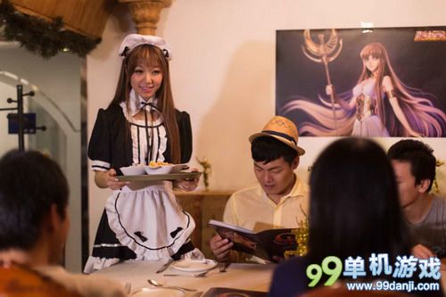 女神扮女仆 圣斗士主题餐厅里的三大美女！